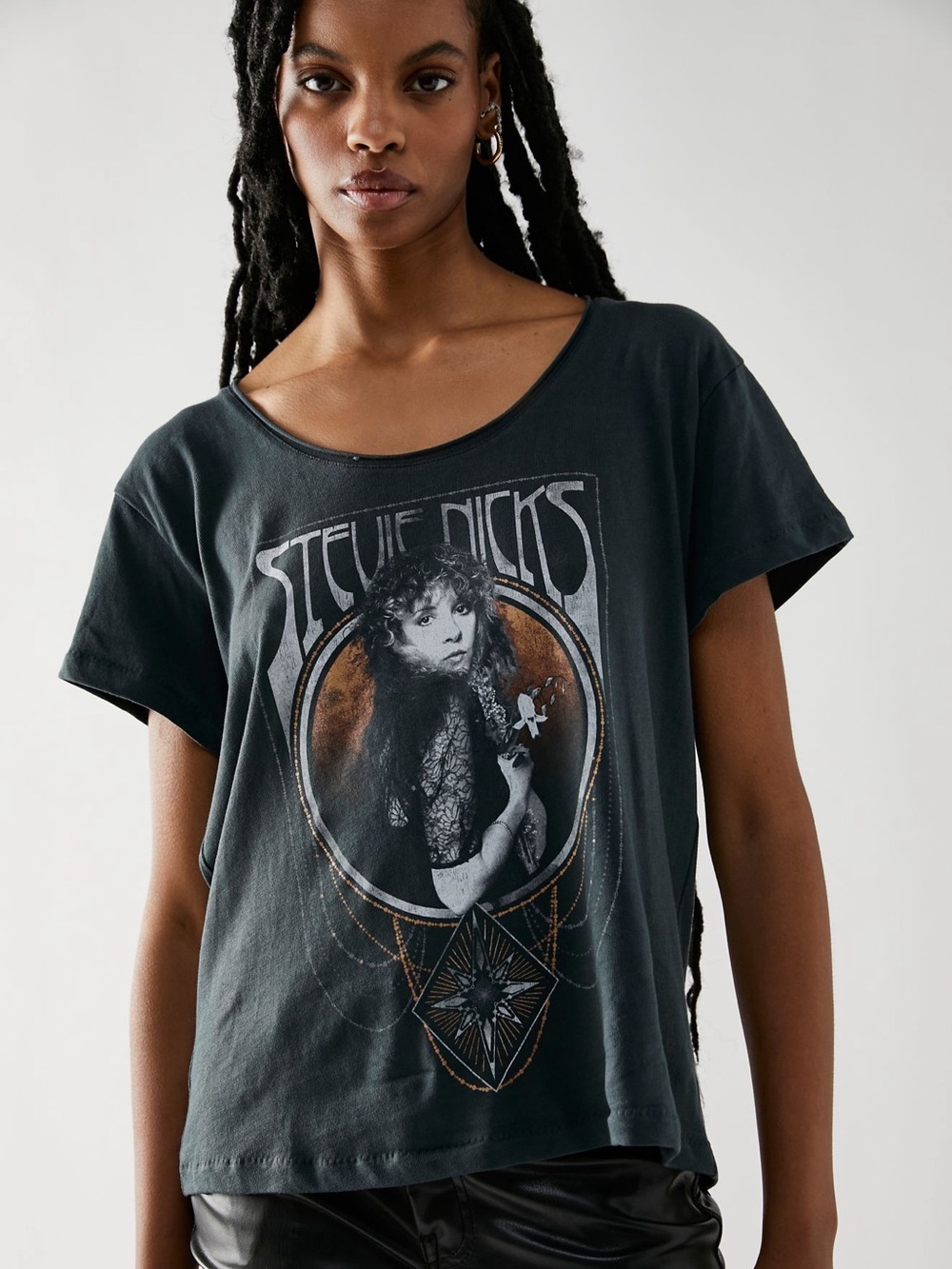 Daydreamer Stevie Nicks Graphic Tee in Charcoal. Size Medium.